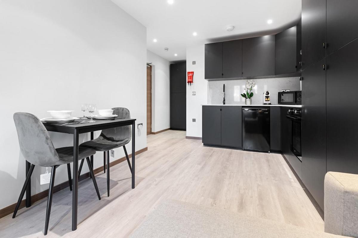 Modern - Near Station - * Londra