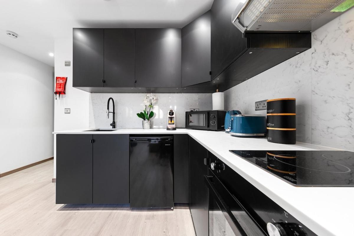 Modern - Near Station - Londra