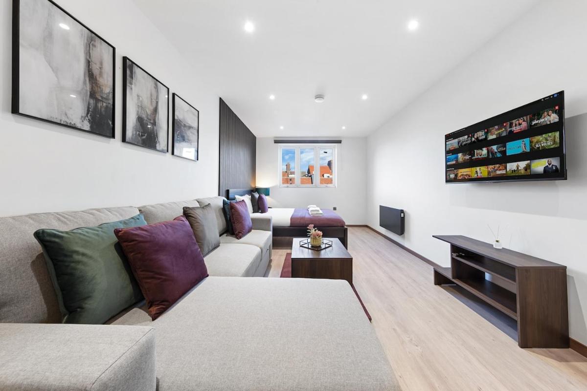 Modern - Near Station - Londra